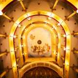 Sul soffitto invece colpiscono i celestiali colori del dipinto raffigurante Apollo e le Muse riportati al loro splendore nel 1972 da Giovanni Stramaglia durante i restauri